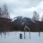 白樺高原国際スキー場　御柱と蓼科山