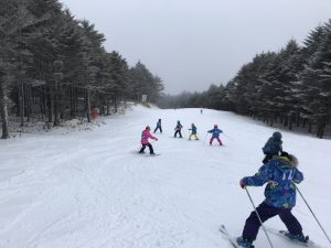 地元小学生のスキー教室