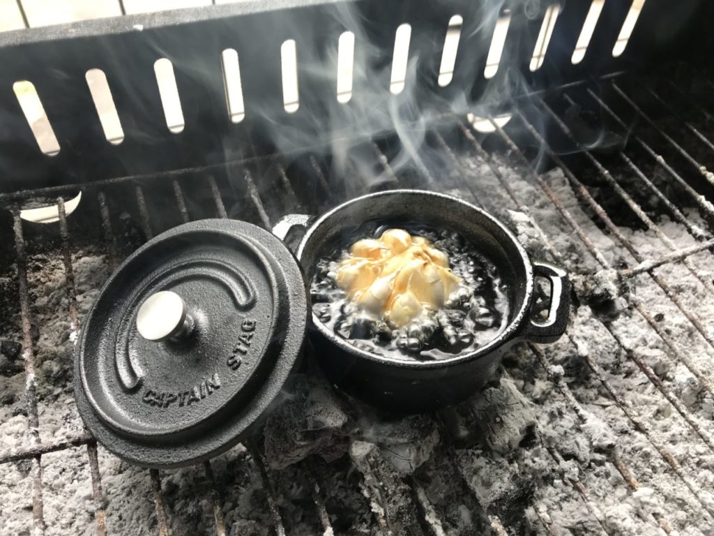 にんにく素揚げ　BBQ　ココット