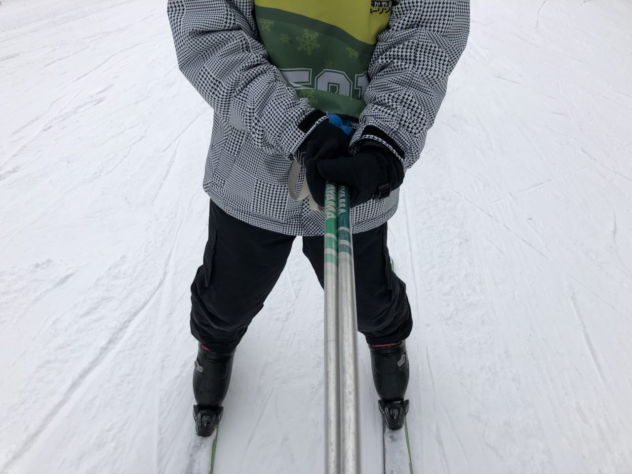 ブランシュたかやま　スキー教室　滑れない子を支える