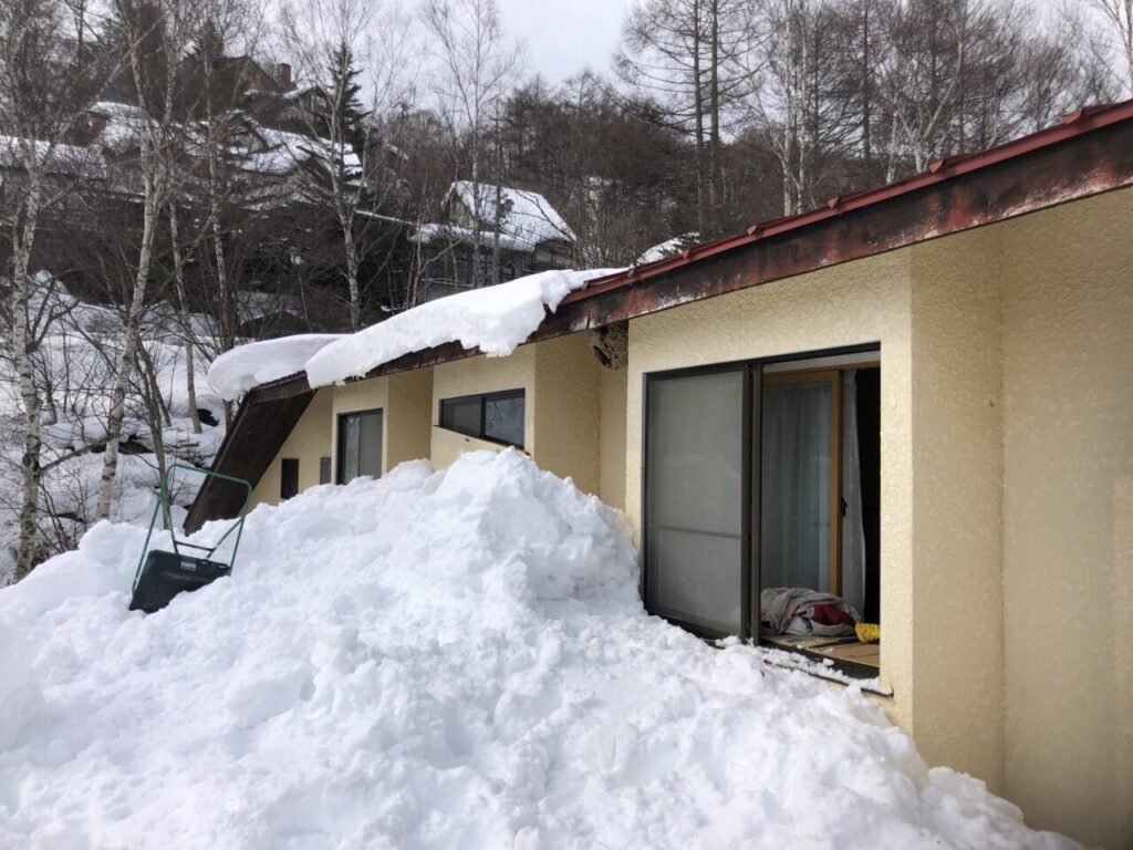 デッキ屋根の雪かき